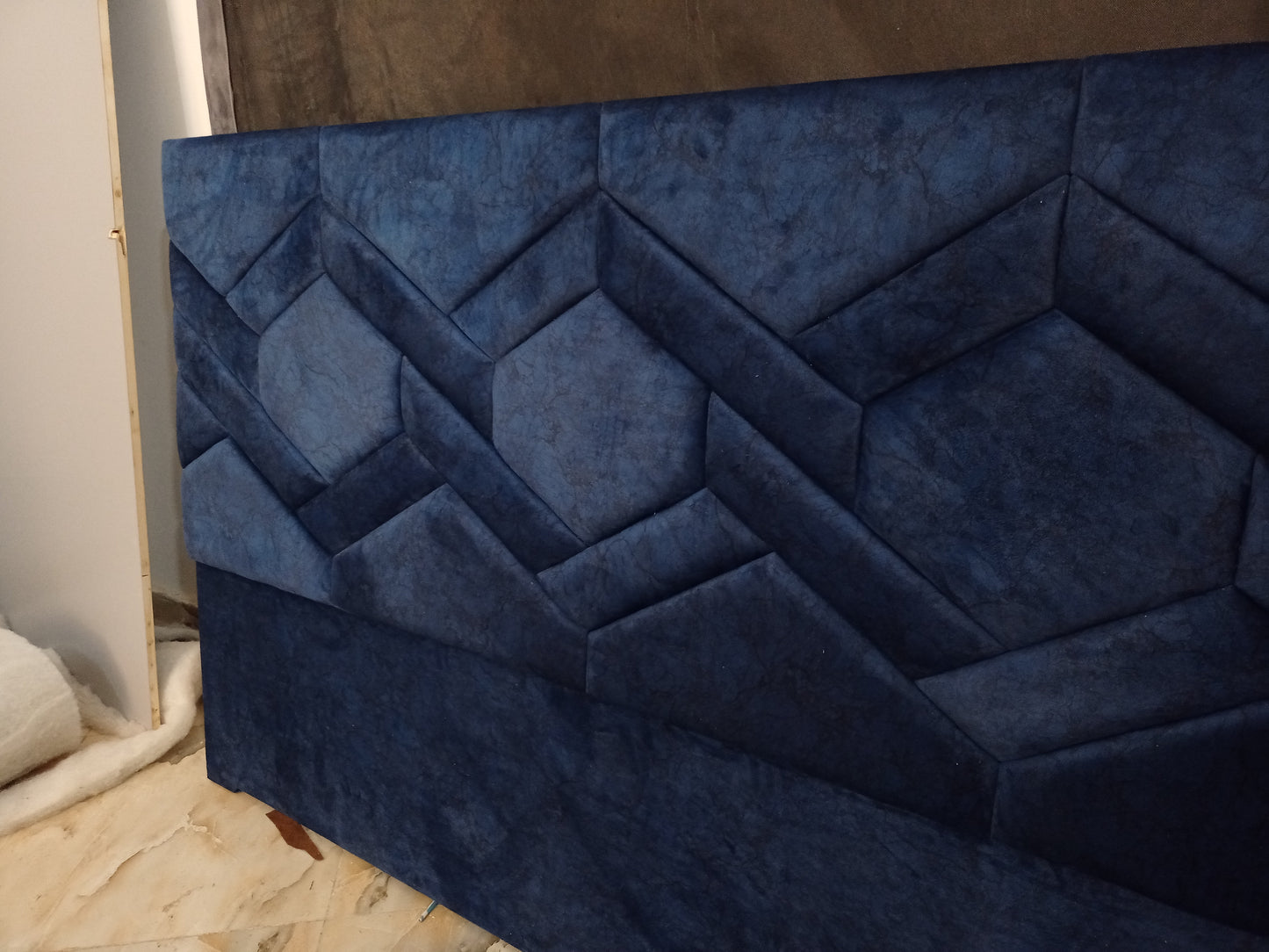 سرير 180 + بوف + بانكيت (بخصم خيالي )