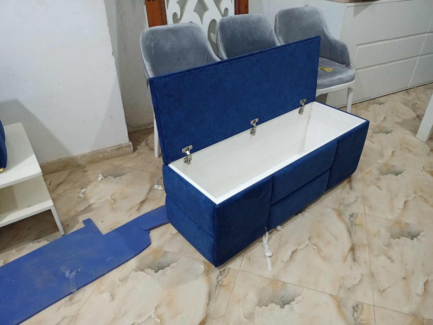 سرير 180 + بوف + بانكيت (بخصم خيالي )