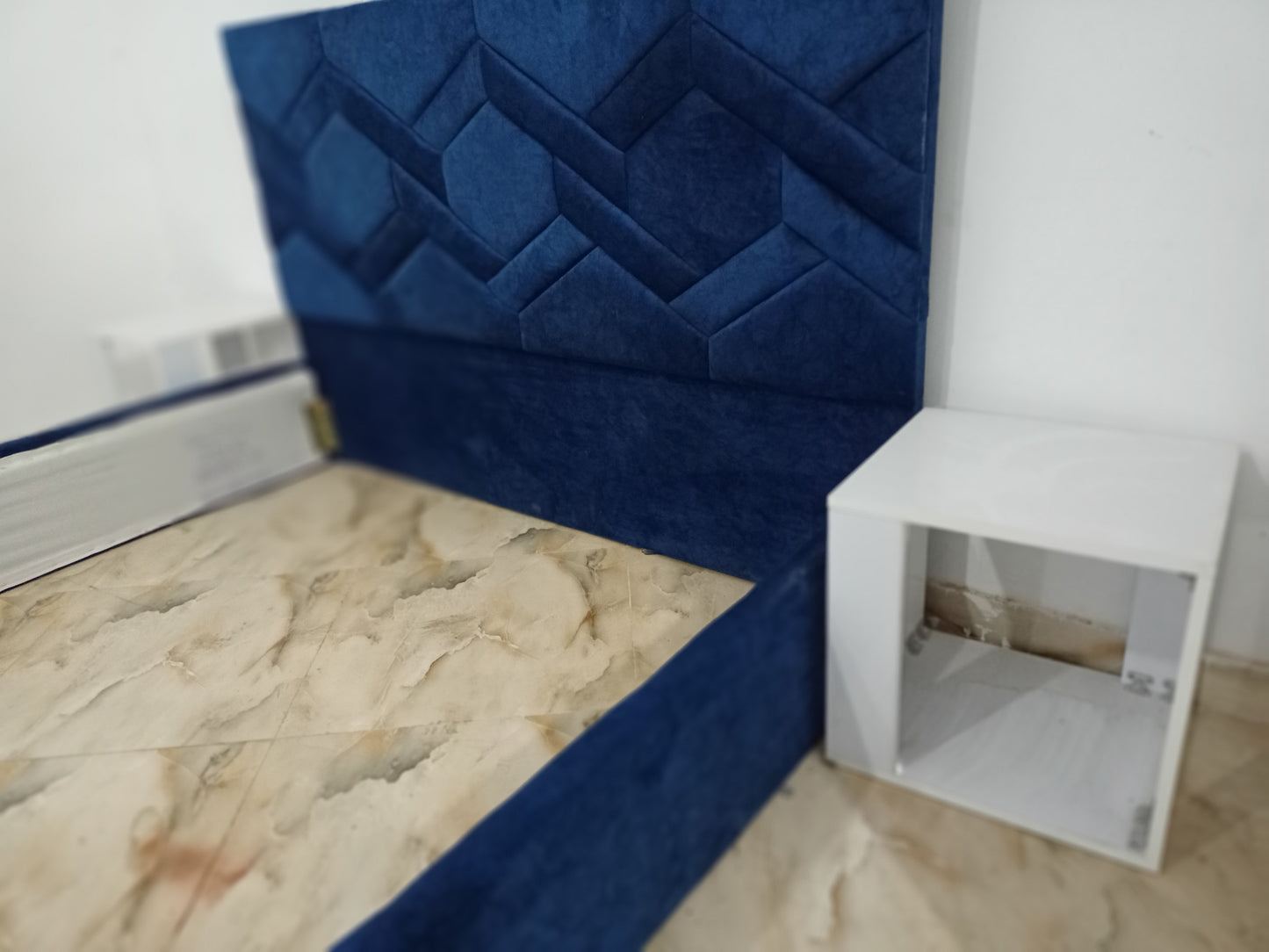 سرير 180 + بوف + بانكيت (بخصم خيالي )